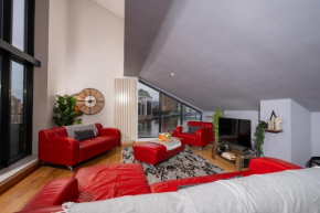 Luxury 5-Bed Penthouse with Free Parking & Views